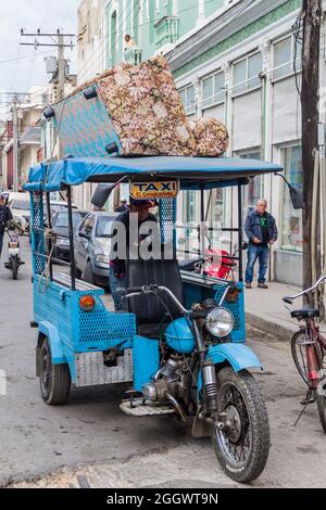 CIENFUEGOS, KUBA - 11. FEBRUAR 2016: Sofa mit Moto-Taxi in Cienfuegos, Kuba. Stockfoto