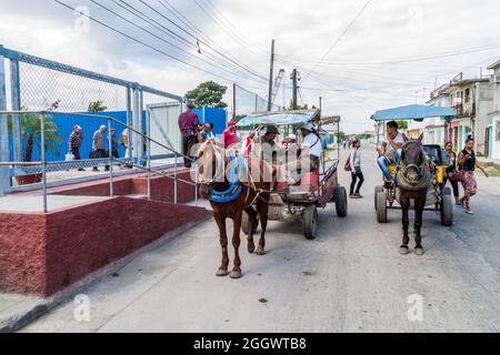 CIENFUEGOS, KUBA - 12. FEBRUAR 2016: Pferdekutschen auf einer Straße in Cienfuegos, Kuba Stockfoto