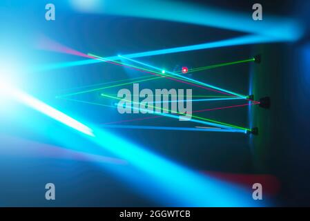 Laserstrahlen im dunklen Raum, Spaßhaus-Konzept Stockfoto