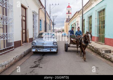 REMEDIOS, KUBA - 12. FEB 2016: Pferdekutsche und ein alter Chevrolet-Wagen in Remedios, Kuba Stockfoto