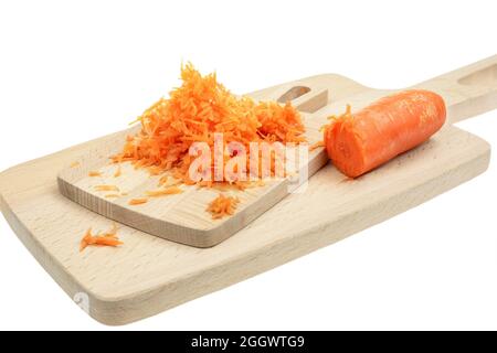 Gehackt und die Hälfte der Karotten auf hölzernen Schneidebrettern auf weißem Hintergrund Stockfoto