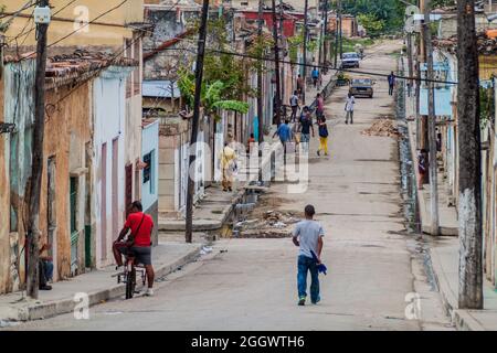 MATANZAS, KUBA - 16. FEB 2016: Straßenleben im Zentrum von Matanzas, Kuba Stockfoto