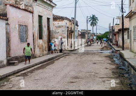 MATANZAS, KUBA - 16. FEB 2016: Straßenleben im Zentrum von Matanzas, Kuba Stockfoto