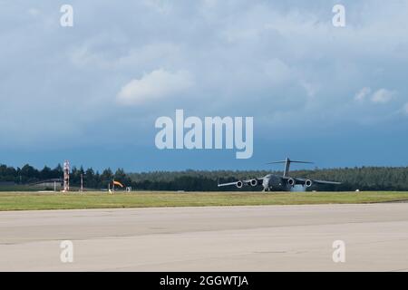 Eine US Air Force C-17 Globemaster III von der Joint Base Charleston, South Carolina, landet auf der Fluglinie des Spangdahlem Air Base, Deutschland, 27. August 2021. Der 52. Kampfflügel in Spangdahlem ab unterstützt sowohl Kampfeinsätze der Luftwaffe als auch Flugmobilitätsmissionen mit einer Fluglinie, um postured Kräfte bereit zu halten, Mission oder Notfallreaktion zu unterstützen. (USA Air Force Foto von Tech. Sgt. Maeson L. Elleman) Stockfoto