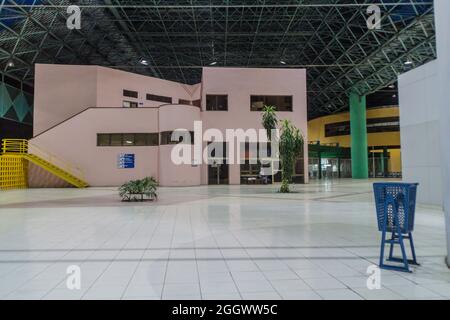 SANTIAGO DE CUBA, KUBA - 6. FEB 2016: Innenansicht eines Busbahnhofs in Santiago de Cuba. Stockfoto