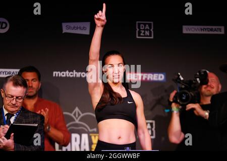 Leeds, Großbritannien. September 2021. New Dock Hall, Armouries Drive, Leeds, West Yorkshire, 3. September 2021 Jennifer Han während der Einwaage für den bevorstehenden Kampf im Emerald Headingley Stadium in Leeds gegen Katie Taylor Credit: Touchlinepics/Alamy Live News Stockfoto