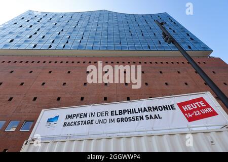 Hamburg, Deutschland. September 2021. Ein Plakat vor der Elbphilharmonie in Hamburg weist auf die Impfkampagne des Veranstaltungsortes hin. Die Elbphilharmonie wird für einen Tag zu einem Impfzentrum. Zwischen 2 und 10 Uhr können sich Interessenten mit Impfstoffen von BioNTech oder Johnson & Johnson impfen lassen. Quelle: Ulrich Perrey/dpa/Alamy Live News Stockfoto