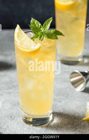 Erfrischende, harte Bourbon-Limonade mit Minze Stockfoto