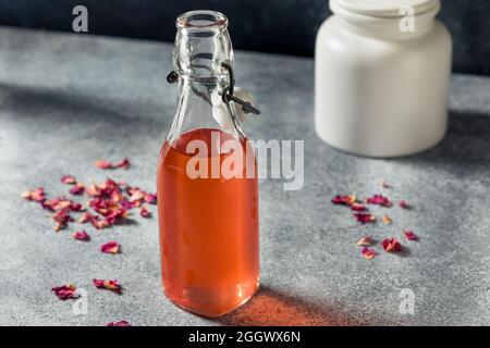 Süßer erfrischender Rosenblütensirup in einer Flasche Stockfoto