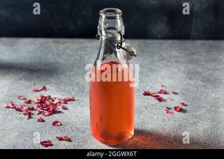 Süßer erfrischender Rosenblütensirup in einer Flasche Stockfoto