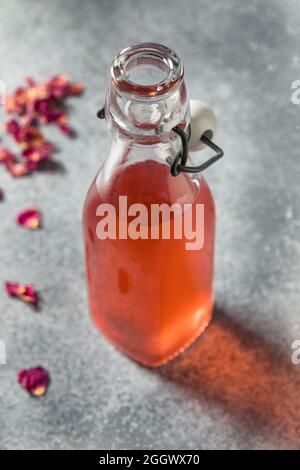 Süßer erfrischender Rosenblütensirup in einer Flasche Stockfoto