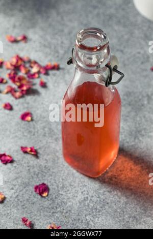 Süßer erfrischender Rosenblütensirup in einer Flasche Stockfoto