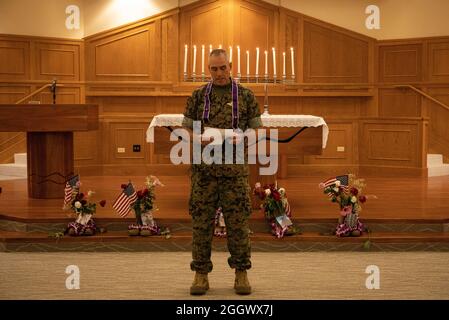 US Navy Cmdr. Edward M. Gorman, Basiskaplan der Marine Corps Base Hawaii, leitet einen Gedenkgottesdienst und eine Kerzenlichtmahnwache an Bord der MCBH, 29. August 2021. Die Veranstaltung wurde abgehalten, um die 13 Dienstmitglieder zu ehren und zu erinnern, die am 26. August 2021 in Afghanistan getötet wurden. (USA Marine Corps Foto von Gunnery Sgt. Orlando Perez) Stockfoto