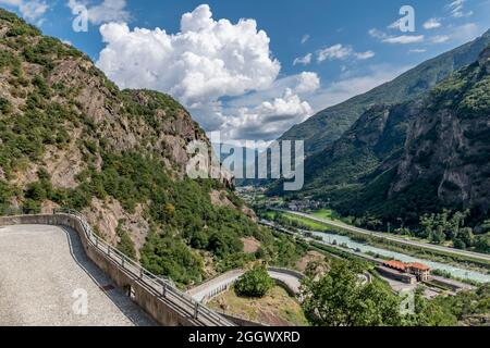 Südöstliche Luftaufnahme, von der Spitze des Forte di Bard in Richtung Donnas, Aostatal, Italien Stockfoto