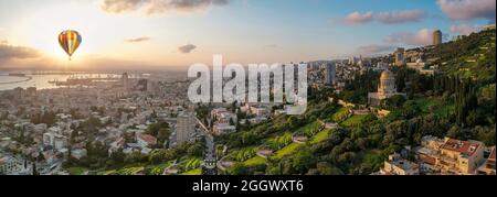 Das Stadtbild der Stadt Haifa und des Großraums. Panoramablick auf die Bahai-Gärten. Stockfoto