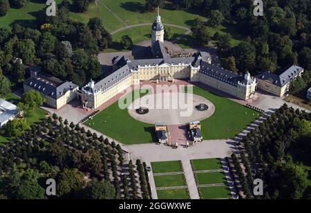 Karlsruhe, Deutschland. September 2021. Luftaufnahme (aus einem Flugzeug) Schloss Karlsruhe. Quelle: Uli Deck/dpa/Alamy Live News Stockfoto