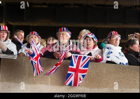 Zuschauer beobachten den Thames Diamond Jubilee Pageant vom South Bank in London. Der Pageant bestand aus Hunderten von Booten, die von der Battersea Bridge zur Tower Bridge segelten, um die 60 Jahre auf dem Thron von Königin Elizabeth II zu feiern. Millionen von Menschen säumten die Ufer der Themse, um das Spektakel zu beobachten. South Bank, London, Großbritannien. 3 Juni 2012 Stockfoto