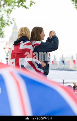 Zuschauer beobachten den Thames Diamond Jubilee Pageant vom South Bank in London. Der Pageant bestand aus Hunderten von Booten, die von der Battersea Bridge zur Tower Bridge segelten, um die 60 Jahre auf dem Thron von Königin Elizabeth II zu feiern. Millionen von Menschen säumten die Ufer der Themse, um das Spektakel zu beobachten. South Bank, London, Großbritannien. 3 Juni 2012 Stockfoto