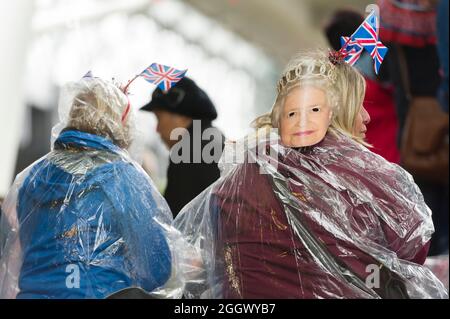 Zuschauer beobachten den Thames Diamond Jubilee Pageant vom South Bank in London. Der Pageant bestand aus Hunderten von Booten, die von der Battersea Bridge zur Tower Bridge segelten, um die 60 Jahre auf dem Thron von Königin Elizabeth II zu feiern. Millionen von Menschen säumten die Ufer der Themse, um das Spektakel zu beobachten. South Bank, London, Großbritannien. 3 Juni 2012 Stockfoto