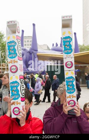 Zuschauer beobachten den Thames Diamond Jubilee Pageant vom South Bank in London. Der Pageant bestand aus Hunderten von Booten, die von der Battersea Bridge zur Tower Bridge segelten, um die 60 Jahre auf dem Thron von Königin Elizabeth II zu feiern. Millionen von Menschen säumten die Ufer der Themse, um das Spektakel zu beobachten. South Bank, London, Großbritannien. 3 Juni 2012 Stockfoto