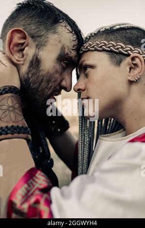 Der alte spartanische Krieger sagt Auf Wiedersehen mit seiner geliebten Frau vor dem Krieg und dem langen Abschied. Stockfoto