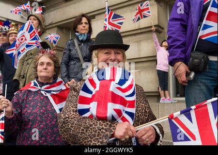 Zuschauer beobachten den Thames Diamond Jubilee Pageant vom South Bank in London. Der Pageant bestand aus Hunderten von Booten, die von der Battersea Bridge zur Tower Bridge segelten, um die 60 Jahre auf dem Thron von Königin Elizabeth II zu feiern. Millionen von Menschen säumten die Ufer der Themse, um das Spektakel zu beobachten. South Bank, London, Großbritannien. 3 Juni 2012 Stockfoto