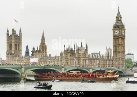 Der Kahn der Königin „The Spirit of Chartwell“, der während der Thames Diamond Jubilee Pageant in London, Großbritannien, den Palace Westminister passiert. Der Pageant bestand aus Hunderten von Booten, die von der Battersea Bridge zur Tower Bridge segelten, um die 60 Jahre auf dem Thron von Königin Elizabeth II zu feiern. Millionen von Menschen säumten die Ufer der Themse, um das Spektakel zu beobachten. South Bank, London, Großbritannien. 3 Juni 2012 Stockfoto