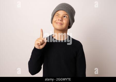 Portrait von fröhlichen Jungen mit guter Idee - isoliert auf weißem Hintergrund Stockfoto