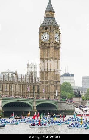 Eine Flottille aus fünfundfünfzig Trinity 500, die von Seekadetten aus ganz Großbritannien bemundet wird, trägt die 54 Commonwealth-Flaggen, die an der Thames Diamond Jubilee Pageant teilnehmen und den Palace of Westminster London, Großbritannien, passieren. Der Pageant bestand aus Hunderten von Booten, die von der Battersea Bridge zur Tower Bridge segelten, um die 60 Jahre auf dem Thron von Königin Elizabeth II zu feiern. Millionen von Menschen säumten die Ufer der Themse, um das Spektakel zu beobachten. South Bank, London, Großbritannien. 3 Juni 2012 Stockfoto