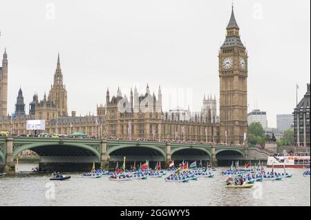 Eine Flottille aus fünfundfünfzig Trinity 500, die von Seekadetten aus ganz Großbritannien bemundet wird, trägt die 54 Commonwealth-Flaggen, die an der Thames Diamond Jubilee Pageant teilnehmen und den Palace of Westminster London, Großbritannien, passieren. Der Pageant bestand aus Hunderten von Booten, die von der Battersea Bridge zur Tower Bridge segelten, um die 60 Jahre auf dem Thron von Königin Elizabeth II zu feiern. Millionen von Menschen säumten die Ufer der Themse, um das Spektakel zu beobachten. South Bank, London, Großbritannien. 3 Juni 2012 Stockfoto