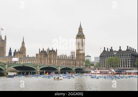 Eine Flottille aus fünfundfünfzig Trinity 500, die von Seekadetten aus ganz Großbritannien bemundet wird, trägt die 54 Commonwealth-Flaggen, die an der Thames Diamond Jubilee Pageant teilnehmen und den Palace of Westminster London, Großbritannien, passieren. Der Pageant bestand aus Hunderten von Booten, die von der Battersea Bridge zur Tower Bridge segelten, um die 60 Jahre auf dem Thron von Königin Elizabeth II zu feiern. Millionen von Menschen säumten die Ufer der Themse, um das Spektakel zu beobachten. South Bank, London, Großbritannien. 3 Juni 2012 Stockfoto