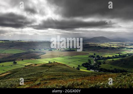 Der Blick von den Lower Hängen von Bowscale fiel über Mungrisdale in Richtung Great und Little Mell Fell Lake District, Cumbria, Großbritannien Stockfoto