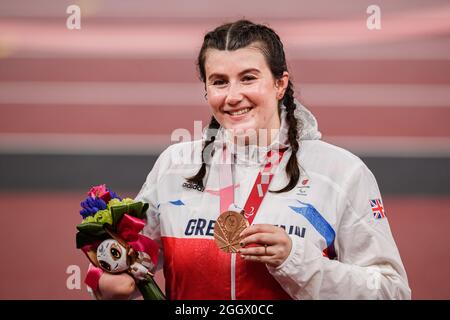 TOKIO, JAPAN. September 2021. Hollie Arnold aus Großbritannien zeigt ihre Bronzemedaille beim Women’s Javelin Throw - F46 Victory Ceremony während Track and Field Events - Tokyo 2020 Paralympic Games im Olympiastadion am Freitag, den 03. September 2021 in TOKIO, JAPAN. Kredit: Taka G Wu/Alamy Live Nachrichten Stockfoto