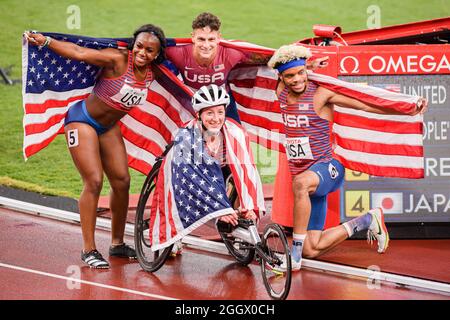 TOKIO, JAPAN. September 2021. Von links zeigen die USA Mason, Nick Mayhugh, Noah Malone und Tatyana McFadden (Mitte) Fotos, nachdem sie am Freitag, den 03. September 2021 in Tokio, JAPAN, den Universal 4x4 bei den Paralympischen Spielen Tokio 2020 im Olympiastadion gewonnen haben. Kredit: Taka G Wu/Alamy Live Nachrichten Stockfoto