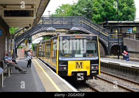 NEWCASTLE. TYNE und WEAR. ENGLAND. 24.06.21. Ilford Road U-Bahn Station an der Stadtbahn der Gegend. Ein Zug fährt mit einem Service an die Küste. Stockfoto