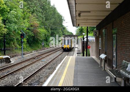 NEWCASTLE. TYNE und WEAR. ENGLAND. 06-24-21. U-Bahn-Station Ilford Road an das Stadtbahnsystem der Region. Ein Zug nach Newcastle über die Küstenstadt o Stockfoto