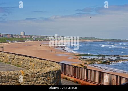 WHITLEY BAY. TYNE und WEAR. ENGLAND. 05-27-21. Der Strand von der Promenade aus gesehen. Die Flut beginnt zu kommen, mit den Wellen brechen über die Stockfoto