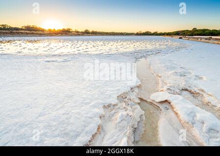 Salzteiche nach der Verdunstung von Meerwasser in salines in Faro, Algarve, Portugal Stockfoto