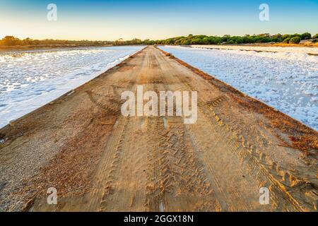 Straßen zwischen zwei Salzteichen nach der Verdunstung von Meerwasser in salines in Faro, Algarve, Portugal Stockfoto