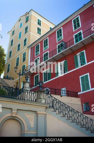 Bunte gelbe und rote Gebäude in der Stadt Bastia auf Korsika an einem Sommertag mit blauem Himmel. Stockfoto