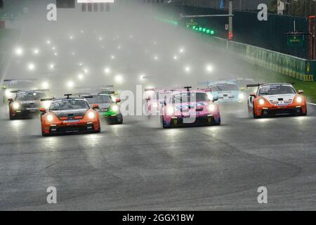 Start, # 25 Larry ten Voorde (NL, Team GP Elite), # 3 Dylan Pereira (L, BWT Lechner Racing), # 24 Max van Splunteren (NL, Team GP Elite), Porsche Mobil 1 Supercup am Circuit de Spa-Francorchamps am 29. August 2021 in Spa-Francorchamps, Belgien. (Foto von HOCH ZWEI) Stockfoto