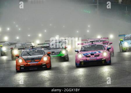 Start, # 25 Larry ten Voorde (NL, Team GP Elite), # 3 Dylan Pereira (L, BWT Lechner Racing), Porsche Mobil 1 Supercup am Circuit de Spa-Francorchamps am 29. August 2021 in Spa-Francorchamps, Belgien. (Foto von HOCH ZWEI) Stockfoto