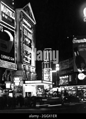 LONDON PAVILION Kino am Piccadilly Circus, London im Frühjahr 1966, als es SEAN CONNERY als James Bond 007 in THUNDERBALL 1965 Regisseur TERENCE YOUNG Producers Harry Saltzman und Albert R. Broccoli Aeon Productions / United Artists präsentierte Stockfoto