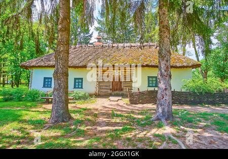 PEREIASLAV, UKRAINE - 22. MAI 2021: Fassade des historischen Dorfregierungshauses, Pereiaslav Scansen, am 22. Mai in Pereiaslav Stockfoto