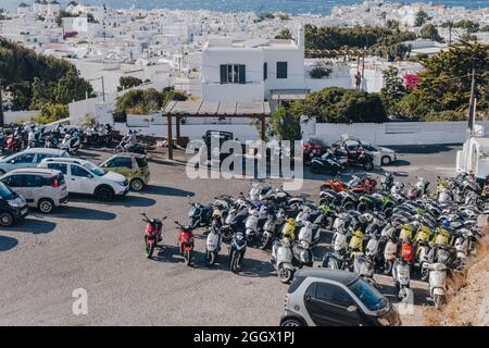 Mykonos-Stadt, Griechenland - 24. September 2019: Reihen von Motorrädern und Autos, die auf einem Parkplatz in Hora (auch bekannt als Mykonos-Stadt), den Inseln, geparkt sind Stockfoto