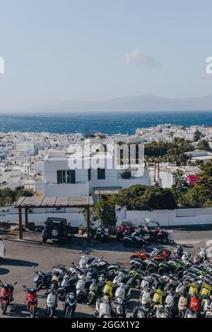 Mykonos-Stadt, Griechenland - 24. September 2019: Reihen von Motorrädern, die auf einem Parkplatz in Hora (auch bekannt als Mykonos-Stadt), den gut erhaltenen Inseln, geparkt sind Stockfoto