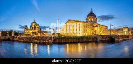 Panorama des Berliner Doms, des Fernsehturms und des rekonstruierten Stadtpalastes im Morgengrauen Stockfoto