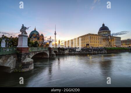 Das Stadtpalais, der Dom und der Fernsehturm in Berlin bei Sonnenaufgang Stockfoto