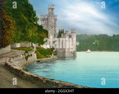 Eine Ansicht des Blackrock Castle in Blackrock aus dem frühen 20. Jahrhundert, etwa 2 km vom Stadtzentrum von Cork entfernt, am Ufer des Flusses Lee in Irland, entwickelte sich im 16. Jahrhundert als Küstenverteidigungsfestung zum Schutz des oberen Hafens und Hafens von Cork. Im 20. Jahrhundert wurde es als Privatresidenz, Büros, Ruderclub-Hauptquartier und Restaurant genutzt. Das Gebäude wurde 2001 von der Cork Corporation wiedererworben und mit der Renovierung und der Umnutzung des Komplexes als Observatorium und Museum begonnen. Stockfoto