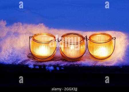 Wunderschöne Laternen auf Schnee. Winterabend Stockfoto